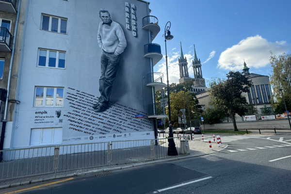 Mural z wizerunkiem Marka Hłaski odsłonięty na warszawskim Placu Wilsona